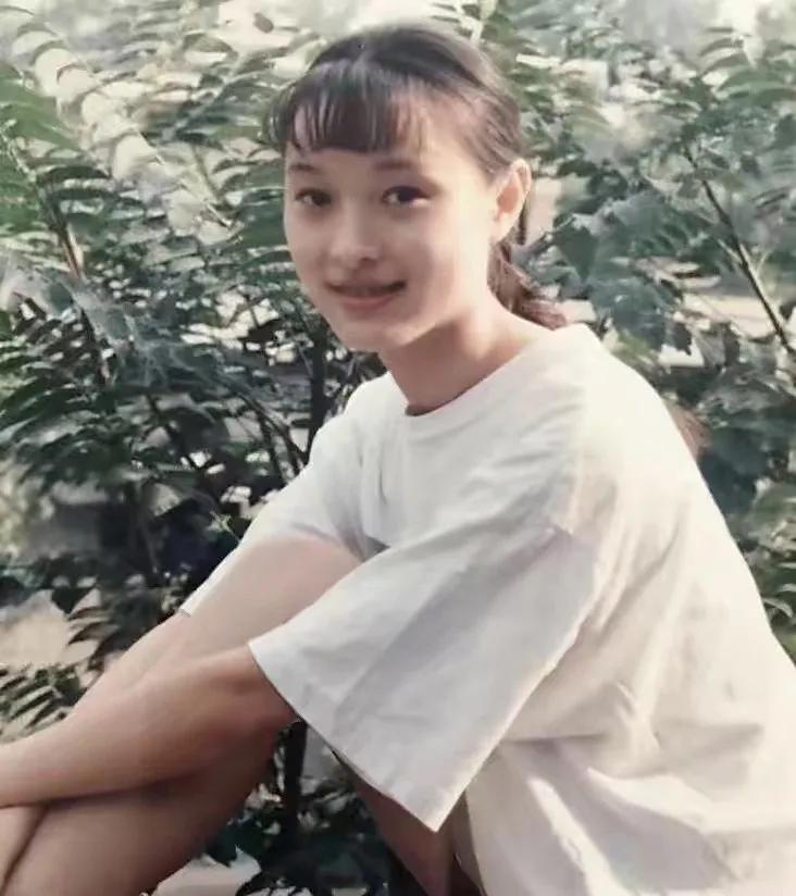 节目里，主持人问吴越：“你大学的时候在你们班算不算美女？”
​​吴越说：“那肯定