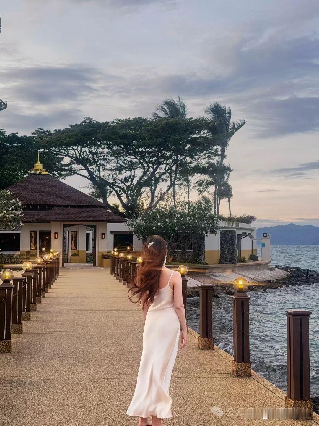 黄昏漫步海边，裙摆随风飘扬，感受宁静与美好。女生怎么穿搭会看上去很优雅 半身裙和