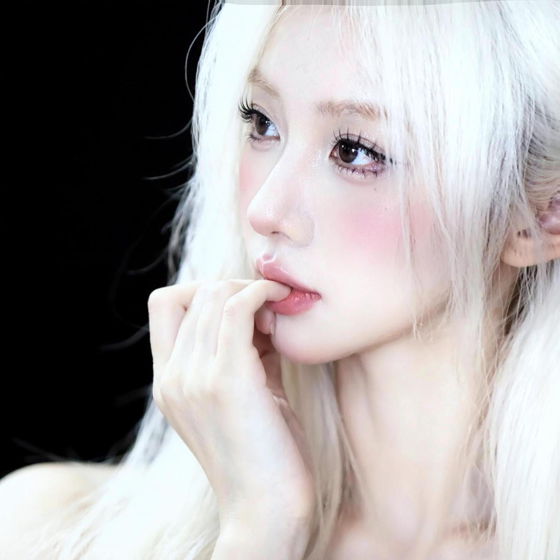 我想跪下求命运垂怜 发现比膝盖先落地的是我的眼泪