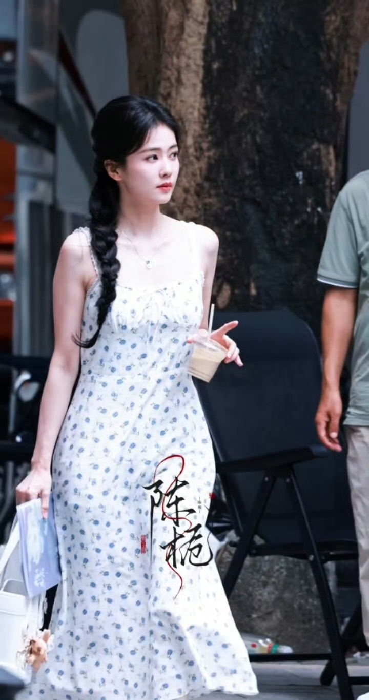 今天的白鹿是温柔小姑娘，麻花辫碎花裙，简直白月光