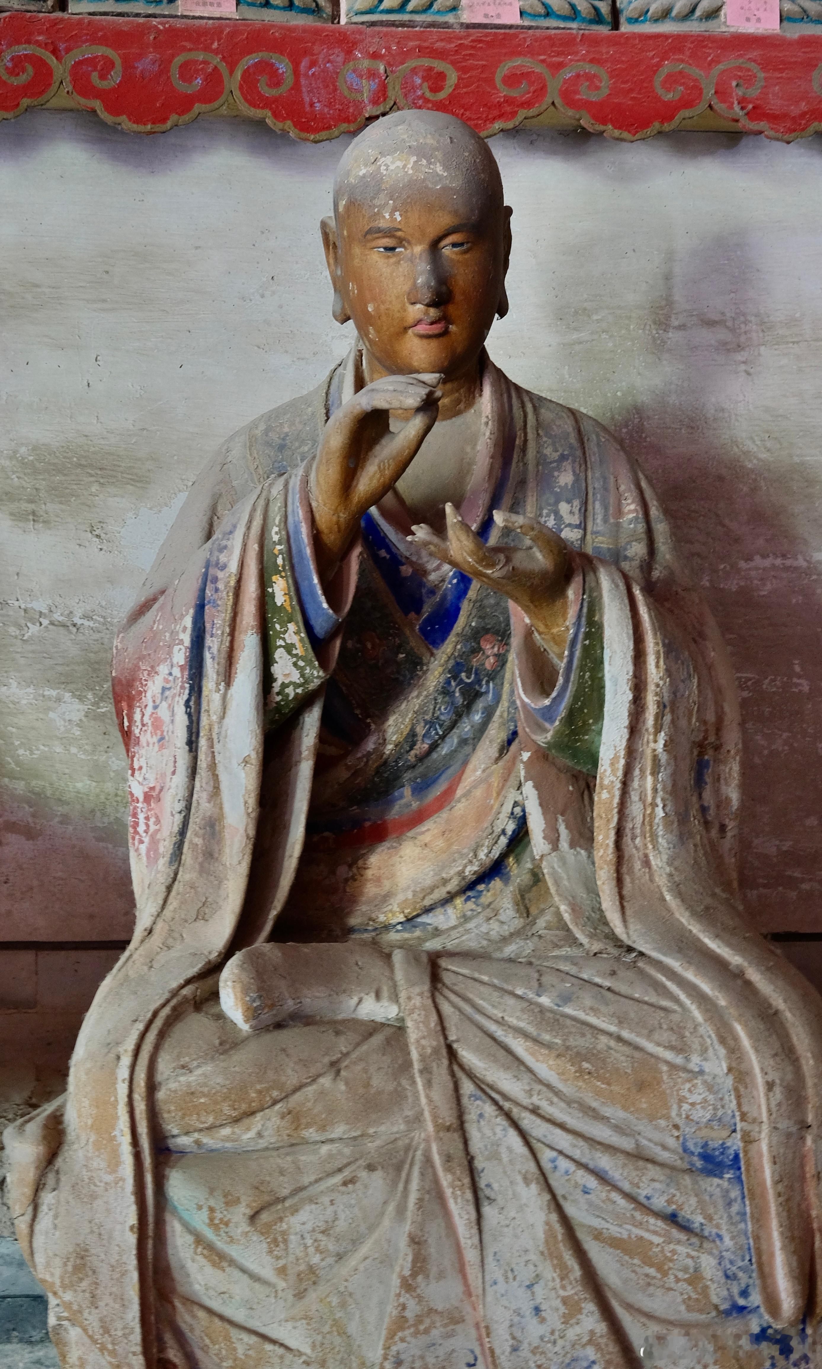 灵岩寺千佛殿中的罗汉像千佛殿内的40尊宋代彩色泥塑罗汉像，被梁启超誉为“海内第一