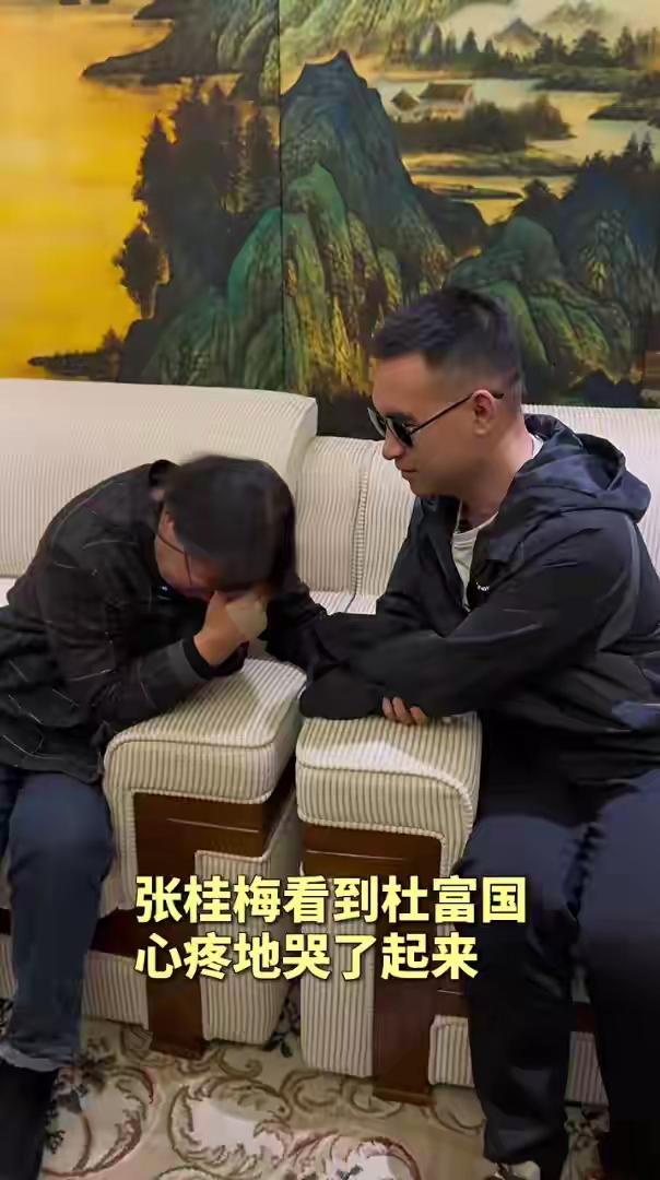 “七一勋章”获得者张桂梅和“八一勋章”获得者杜富国的温情对话
这才是我们的时代楷