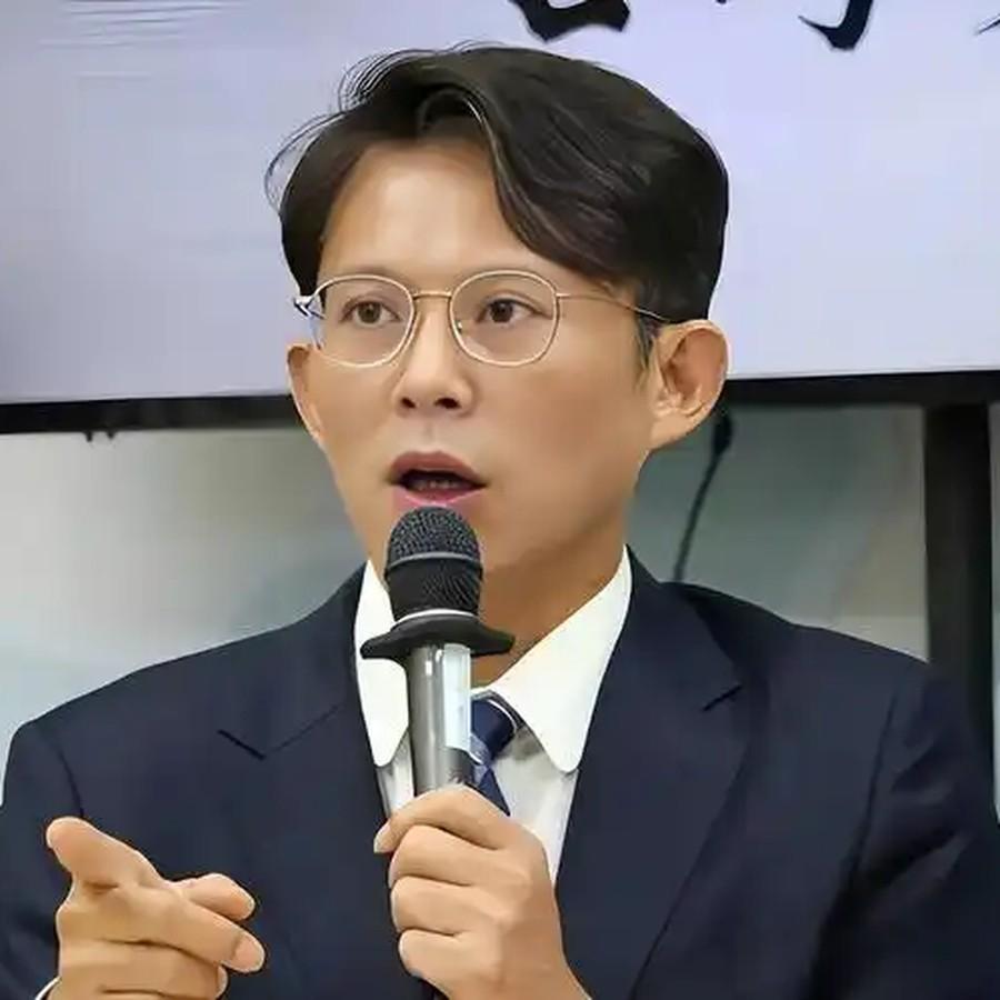 民众党方面黄国昌曾说，“台湾人不必承认自己是中国公民，但从文化和种族方面来讲，你