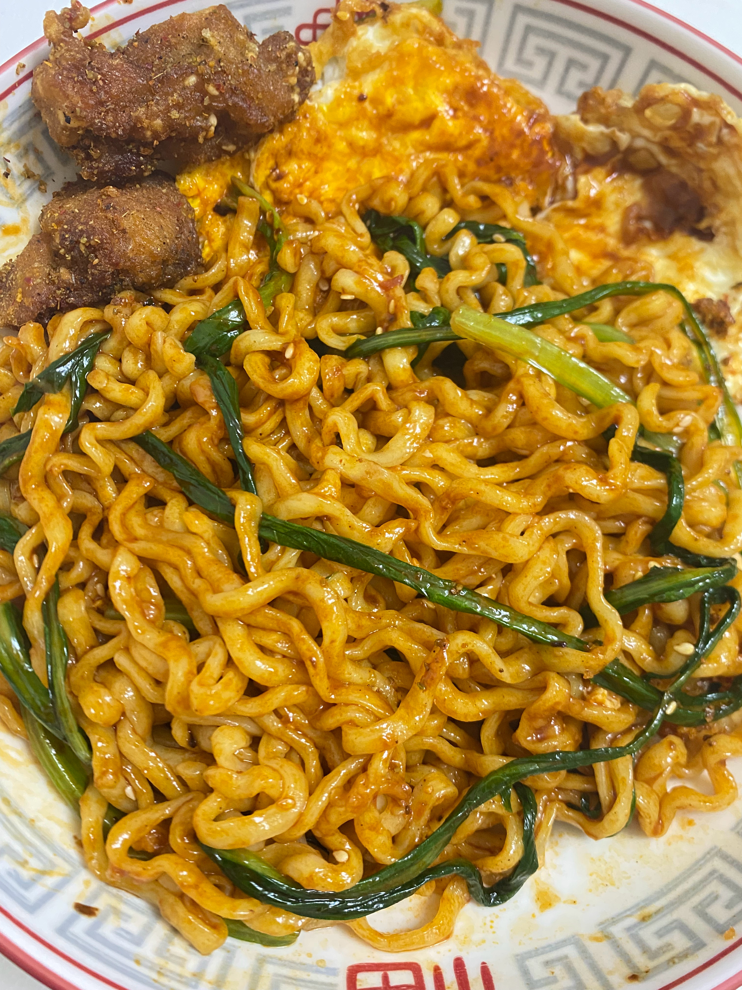 管他外面晴天雨天还是世界要毁灭，下班回来就有一碗超级美味的火鸡面+炸鸡真的吃美了