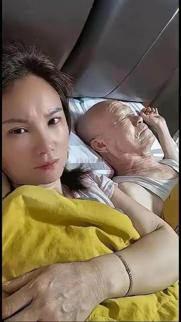照顾年长的爷爷