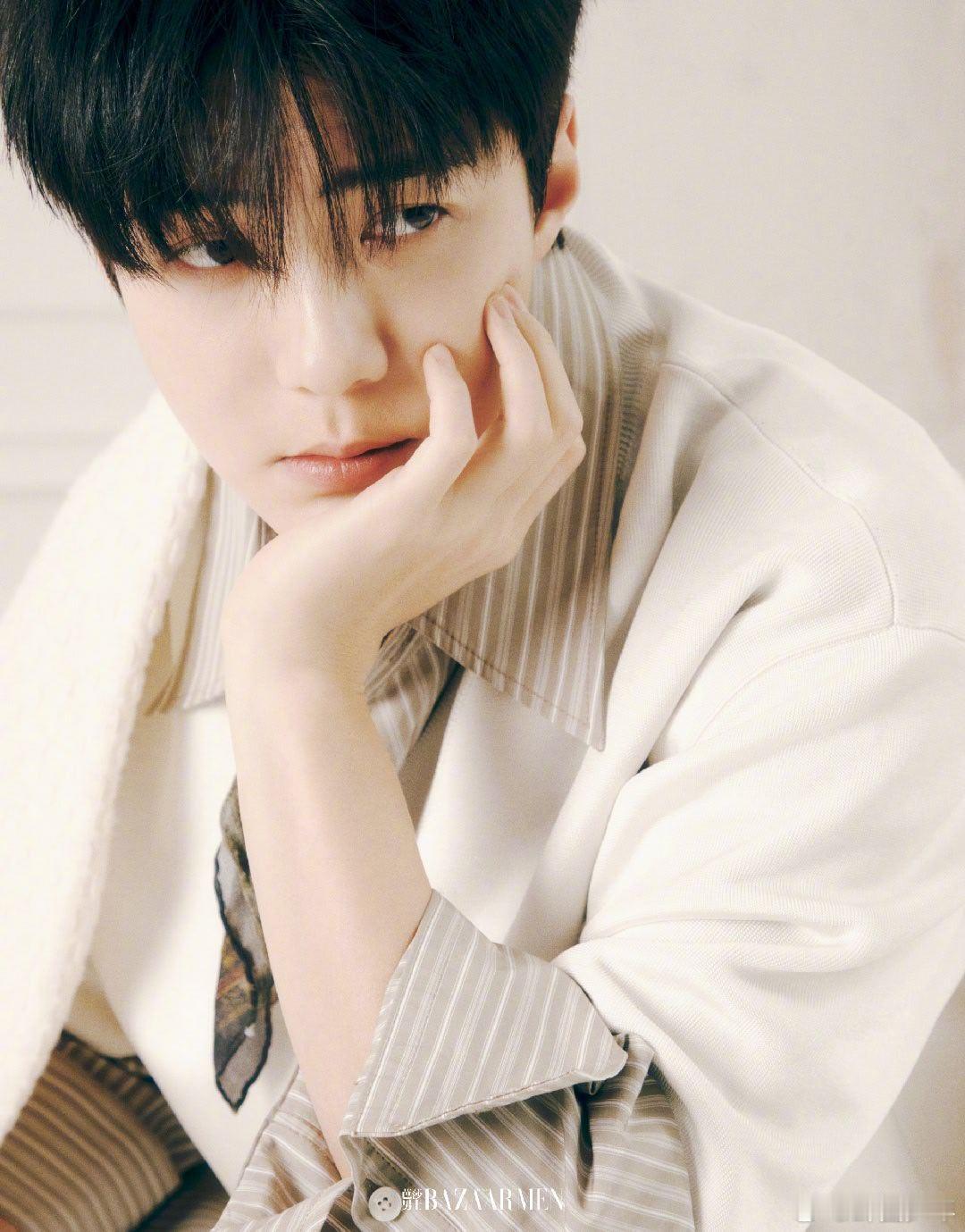 吴世勋芭莎男士生日刊 吴世勋清冷贵气＋松弛感拉满，手写寄语好温柔，双向奔赴的爱意