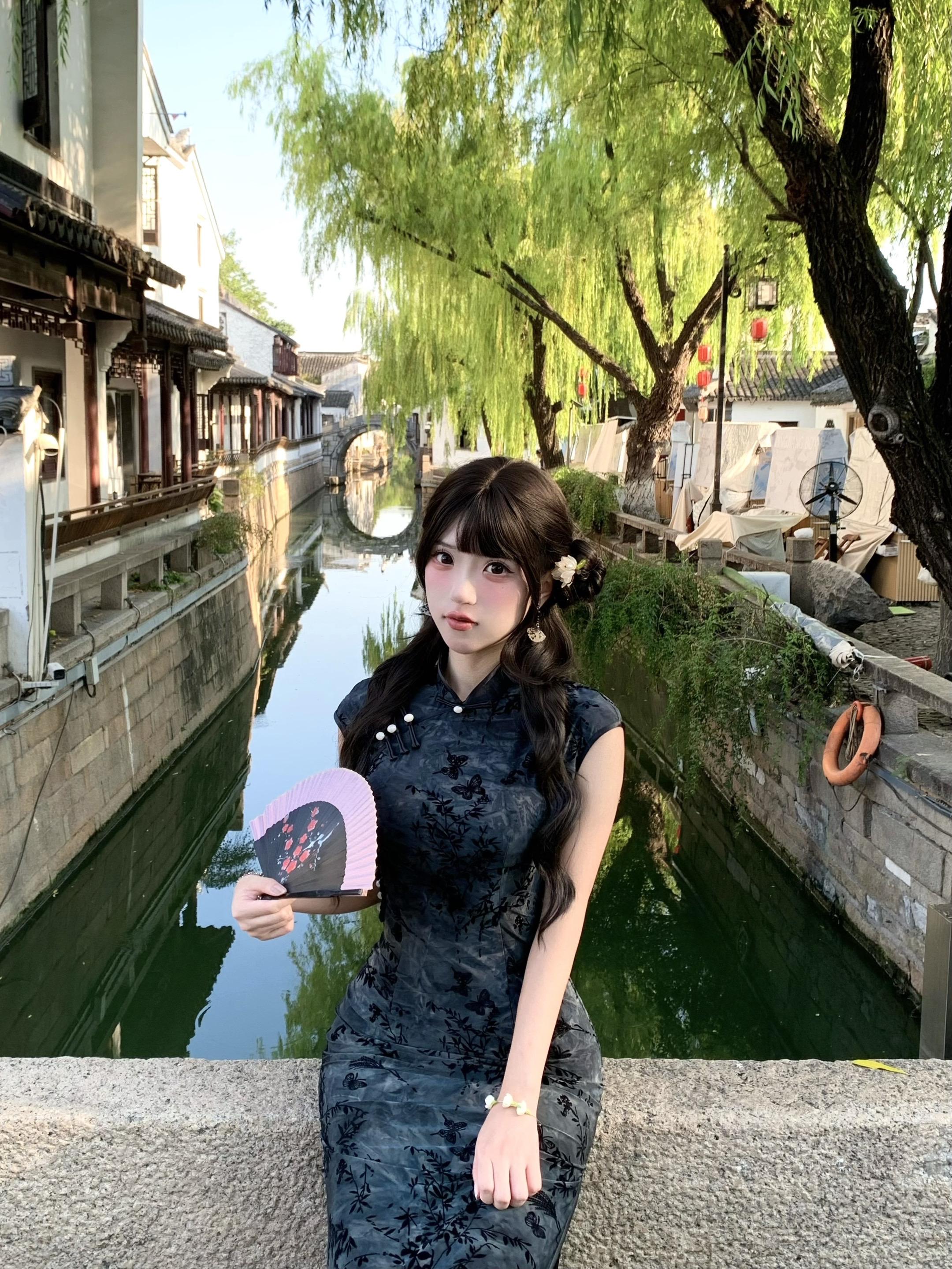 荫浓烟柳藏莺语满楼 醉舫湖天我用力挥手。