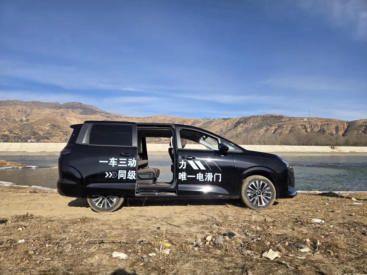 五菱与用户的情感连接，更是其成功的关健，从“情感派对”到“用户私享会”五菱通过一