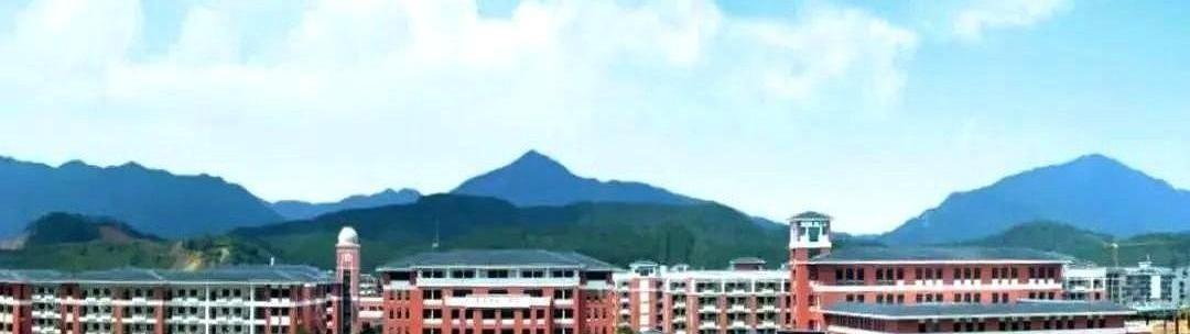 清远教育圈的天，真的变了。
过去那些靠“掐尖”好学生过日子的民办学校，现在日子不