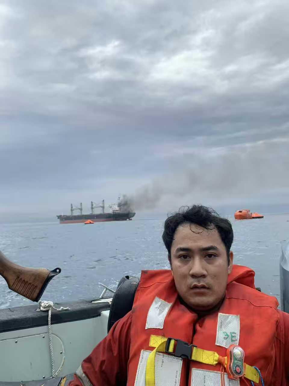 这张图是实拍，不是AI做的。图中人物是一名泰国水手，他似乎在用手机自拍，背后是在