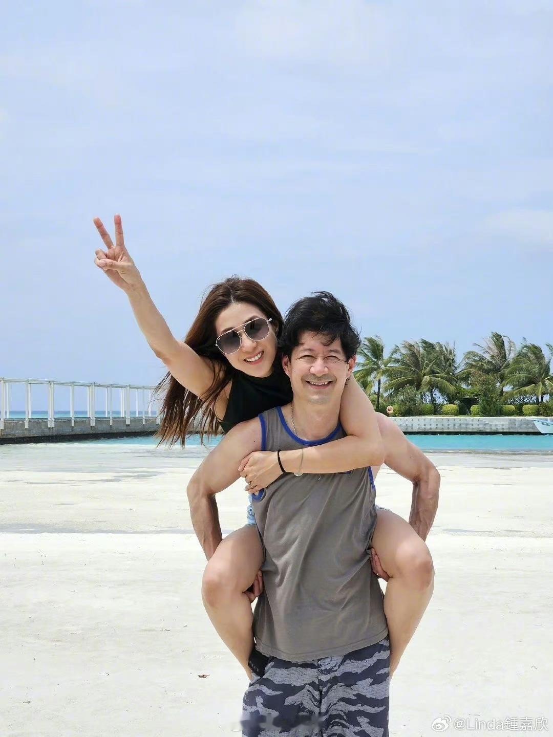 #钟嘉欣与老公游马尔代夫# 晒出与老公游马尔代夫合照，并配文：“馬爾代夫之旅。 