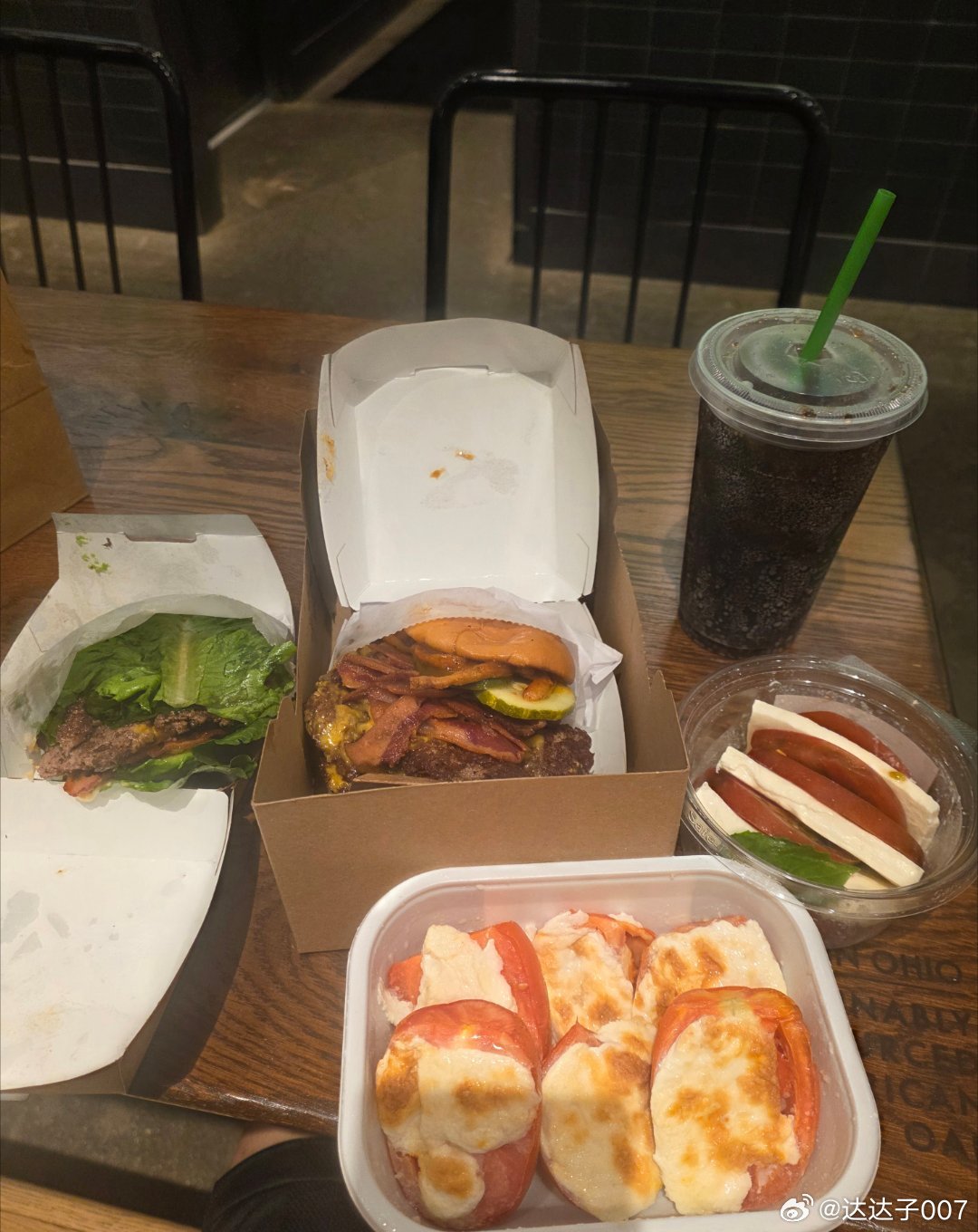 美味的高级汉堡(三层牛肉饼。附注:有机)，健康的牛油果卷心菜牛肉饼(有机)，牛心