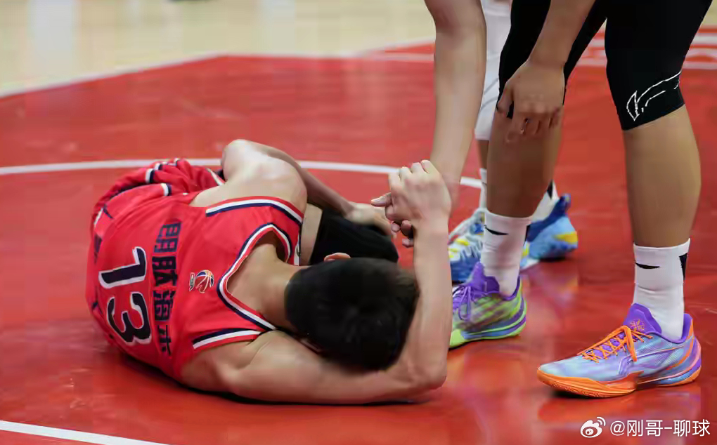 官方：郭艾伦左膝前交叉韧带撕裂 将在北医三院手术郭艾伦篮球 3月13日，广州龙狮