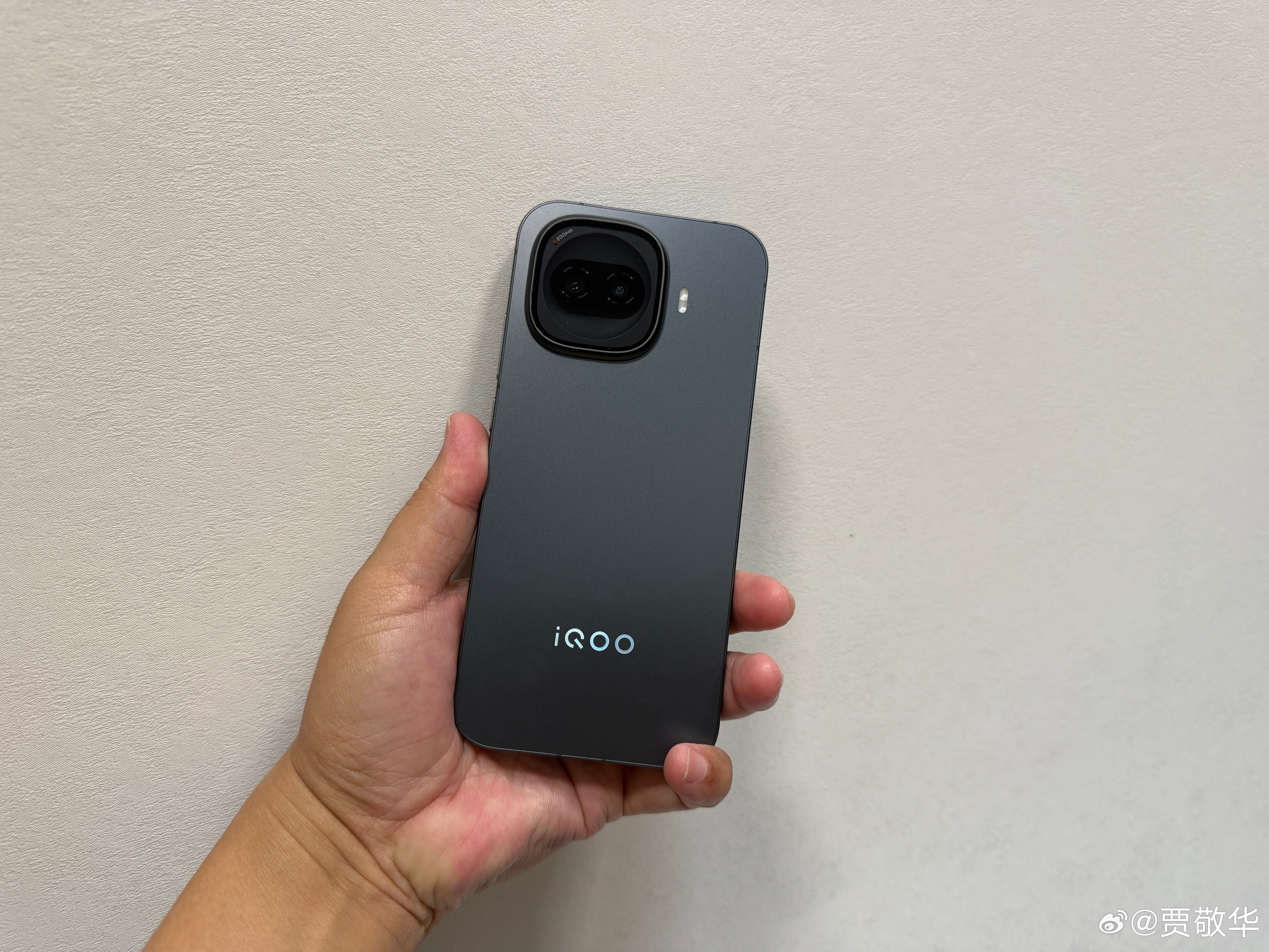 换台新手机，可惜我不太喜欢黑色，哈哈。 