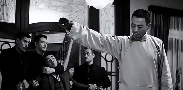 1936年夏天，蒋介石的外甥俞洛民在电梯里不小心踩了警察局长陆连奎小老婆的脚，结