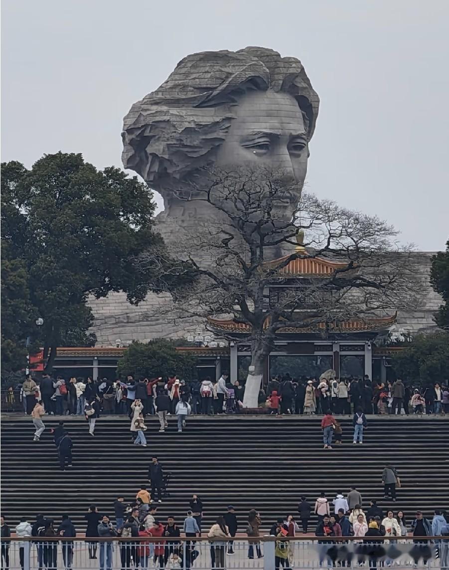岁月流转百年，为什么橘子洲头依旧常年游人如织，前来瞻仰缅怀？