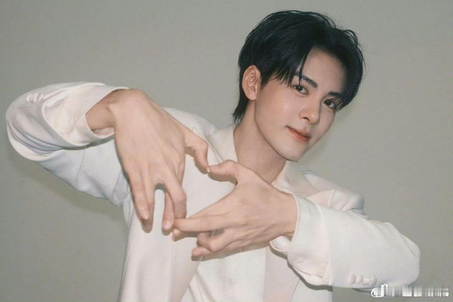 曾舜晞加入群聊 把宠粉做成日常流水的人不多，他是其中一个。不需要预热不需要文案，