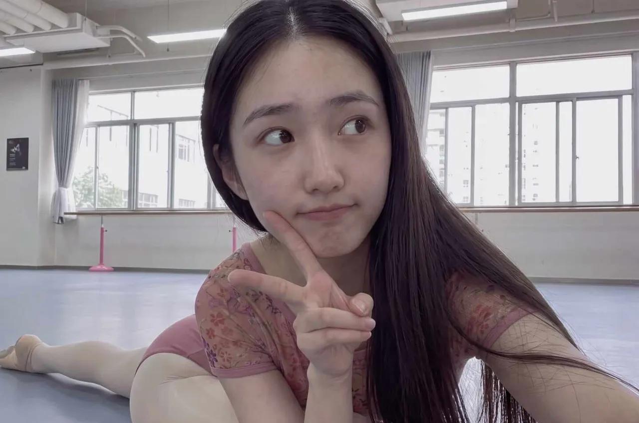 一个女孩在舞蹈教室里摆姿势。