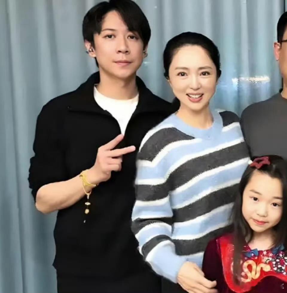 张维伊把婚房订成了三人间张维伊的做法太新奇了，婚房订成三人间，那还剩一张床干什么