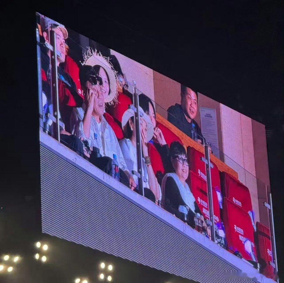 那英北京演唱会周笔畅不仅送了花篮，还去看了吗