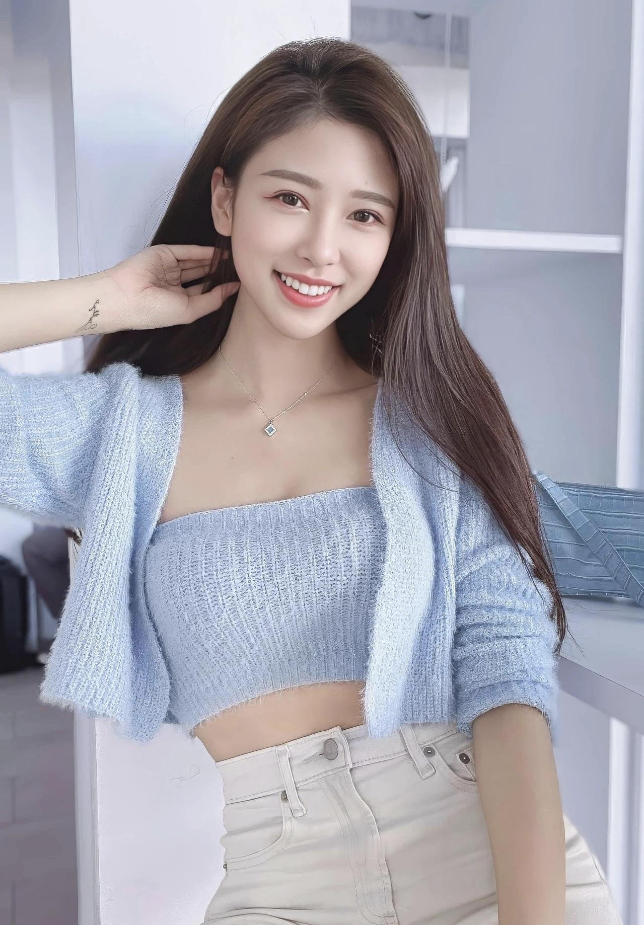 浅蓝针织衫的温柔，是属于春日的小美好呀～