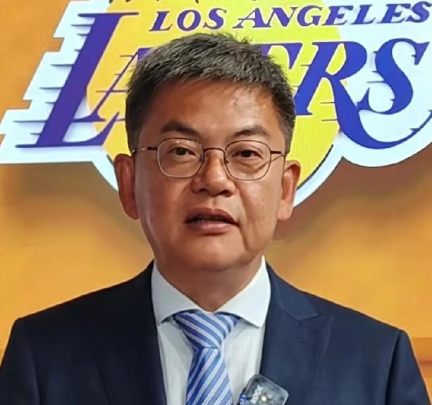 别再怪詹姆斯了，湖人崩盘，是从一个防守细节开始的。
对手后卫叫个挡拆，换到湖人中