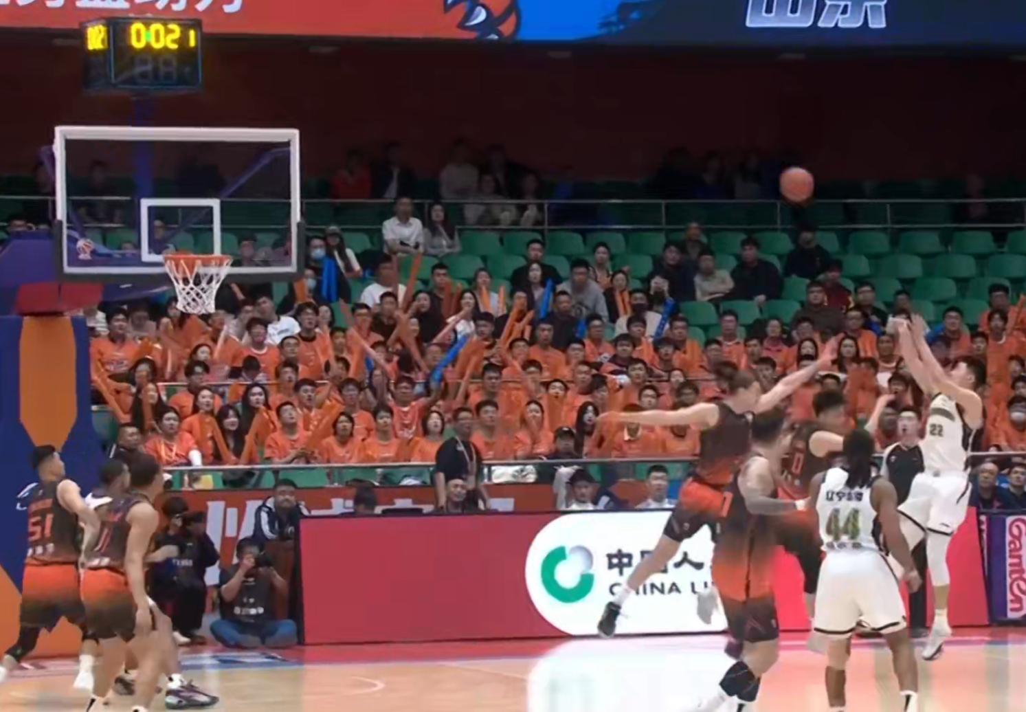 半场结束 辽宁男篮46:40山东男篮赵继伟10分5助攻 李虎翼8分 莫兰德6分4