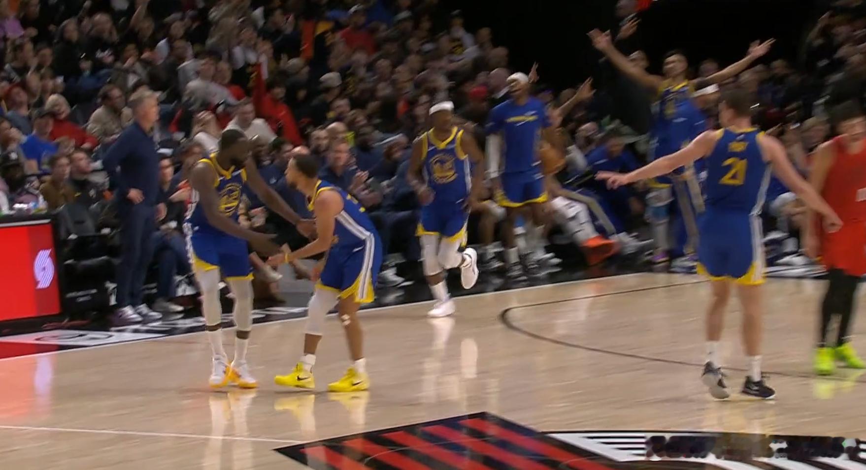 队友在球场上互相鼓励的画面，真的太温馨了，传递正能量！💪💖 