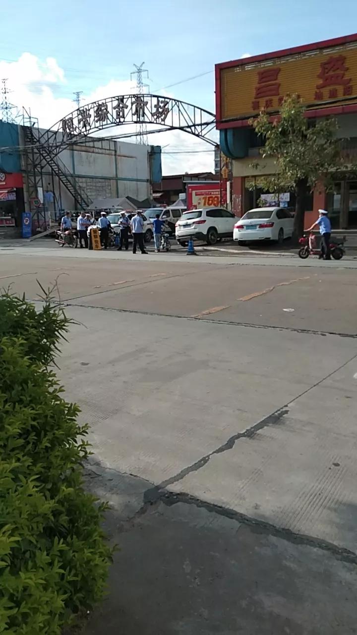 实拍早上正值上班高峰期佛山警察查车，今天上午又有30多个人要走路上班或另想办法上