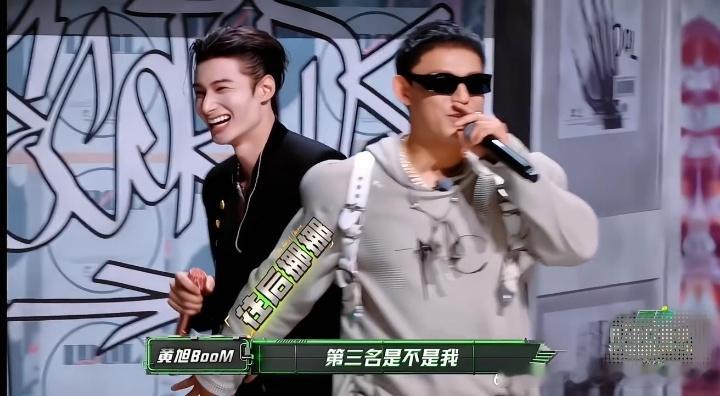 谢帝答TOP3先报严浩翔名字，严浩翔那个微表情——愣半秒再绽开笑——像被直球砸中