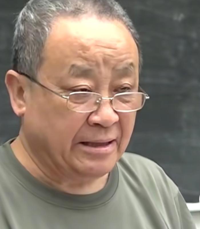 2012年，重庆一位退休教授去贵州山区避暑，意外发现这里的孩子英语水平太低，他竟