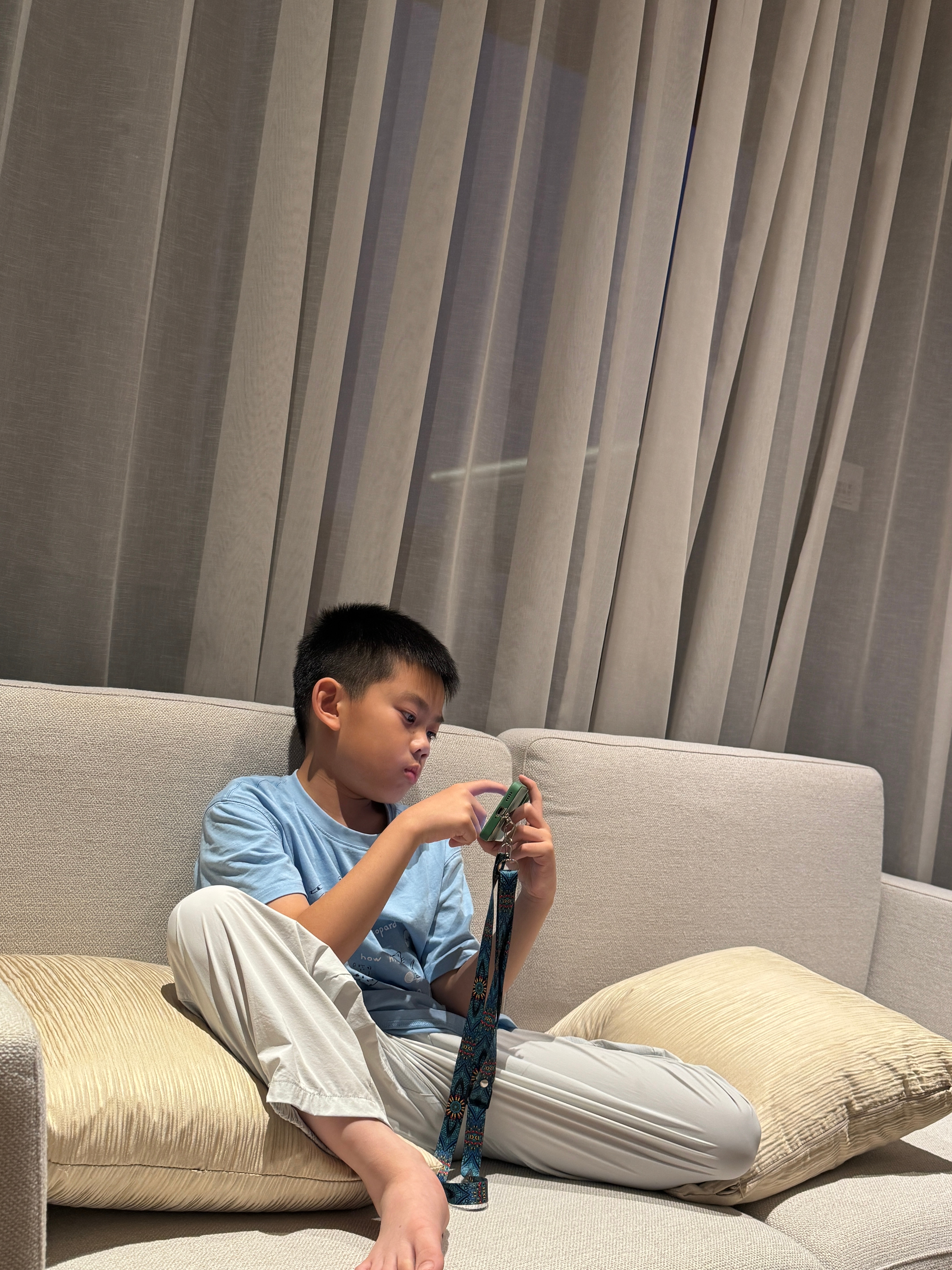 去接孩子放学，在转角处正好碰到，孩子笑嘻嘻的跑向我，抱住我说：“转念遇到爱。” 