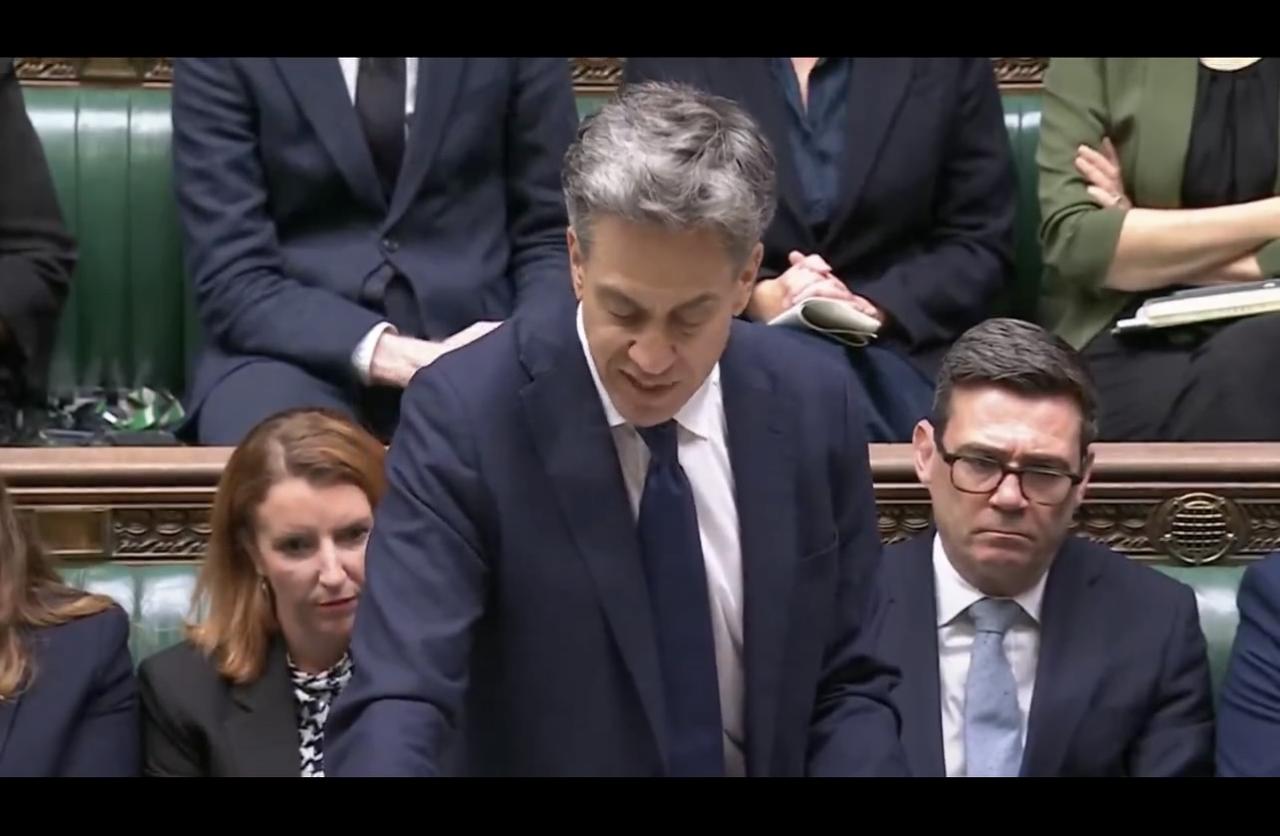 英国外交大臣埃德·米利班德：

“今天，法国和加拿大与英国一起宣布，它们也将禁止