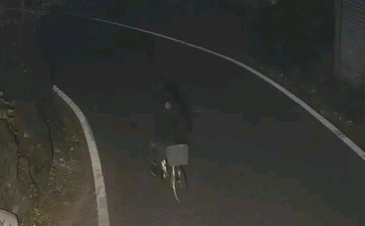 这男子的脑回路真是清奇！为了偷钱，居然骑自行车连夜狂奔60公里去撬“功德箱”，还