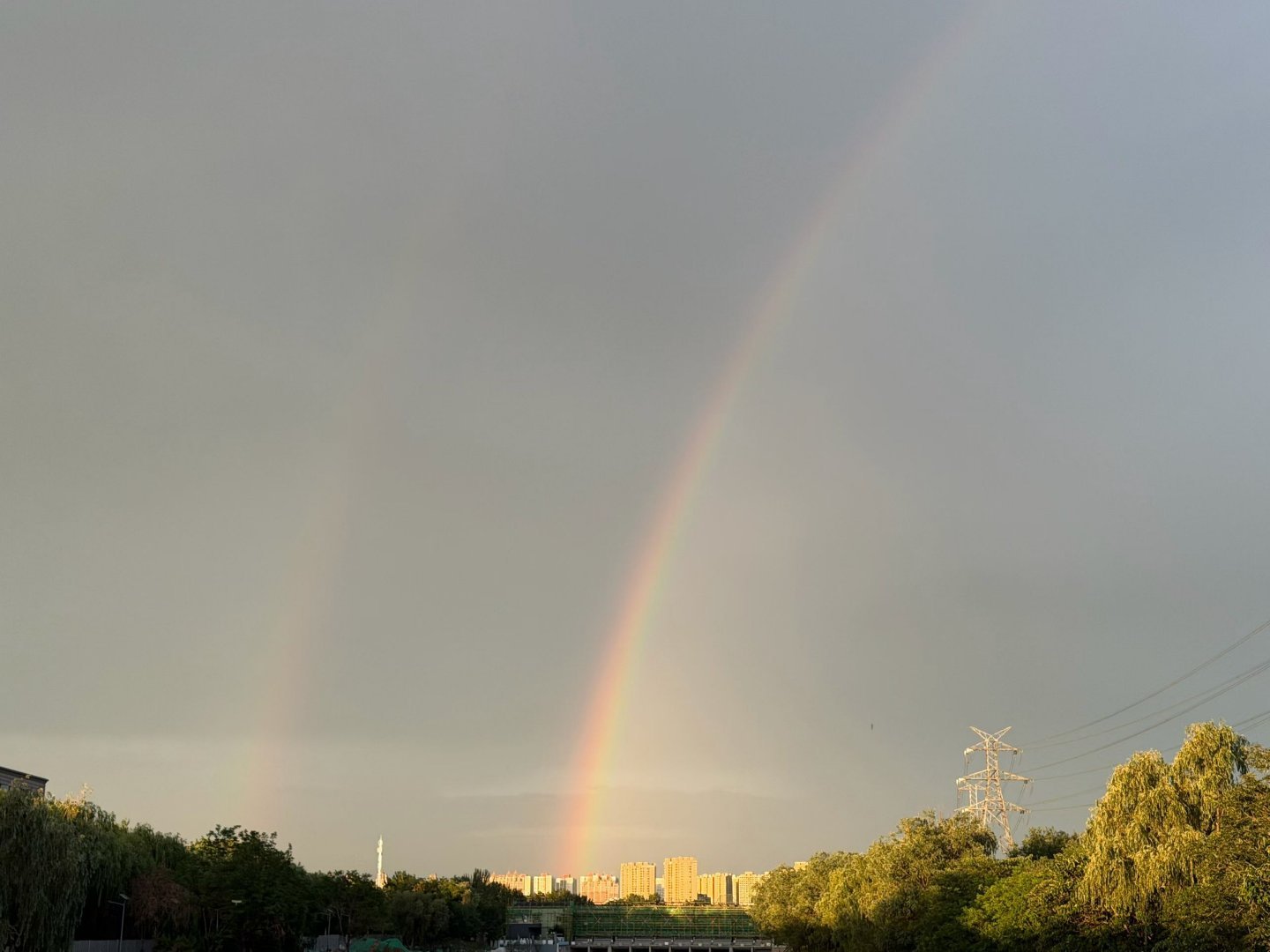 北京雨后再现绝美双彩虹我今天也有幸拍到了✌️北京雨后再现绝美双彩虹