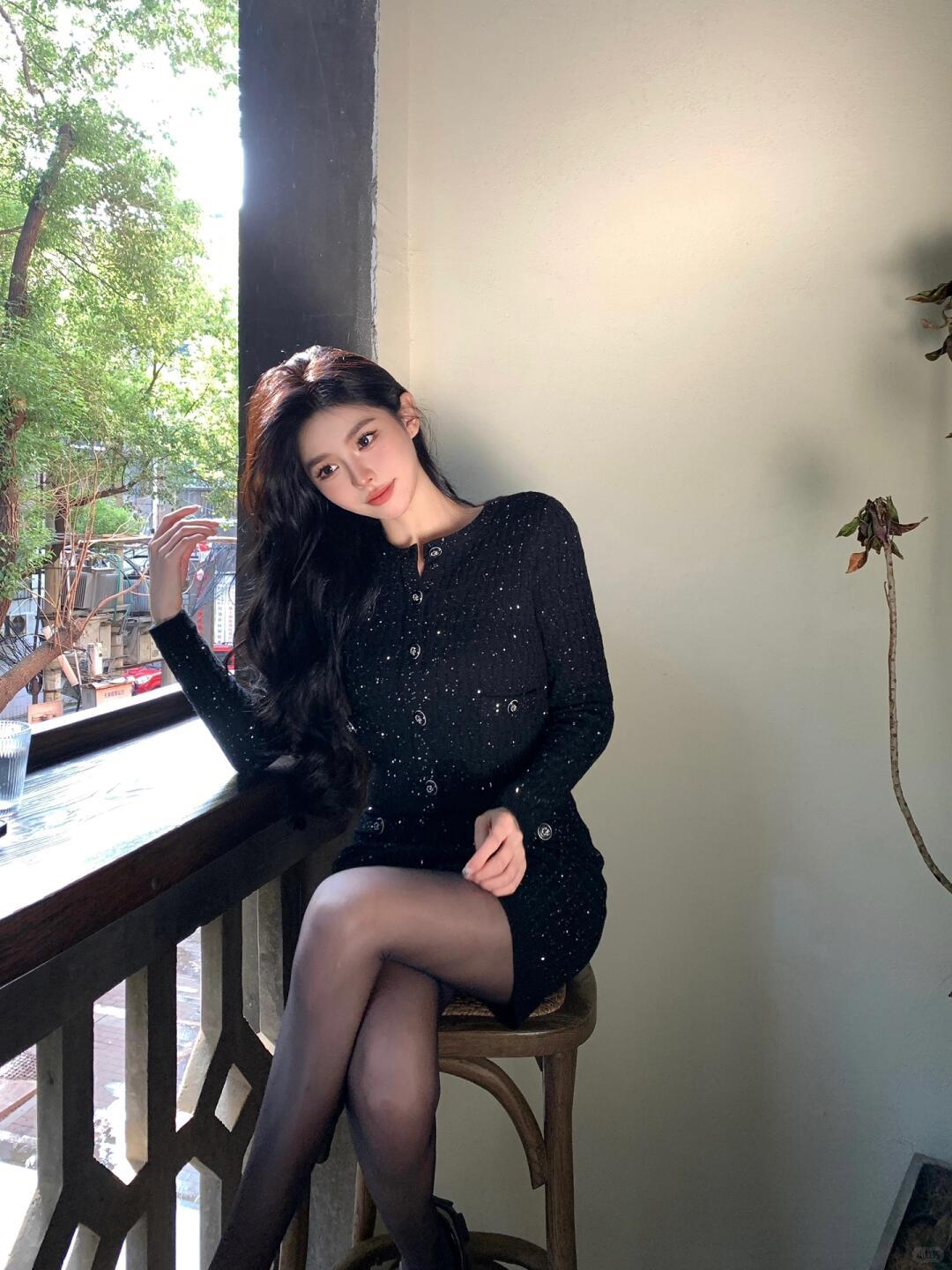 优雅黑裙，静坐阳台，享受阳光的午后时光。穿搭 连衣裙如何搭配才最时尚 性感