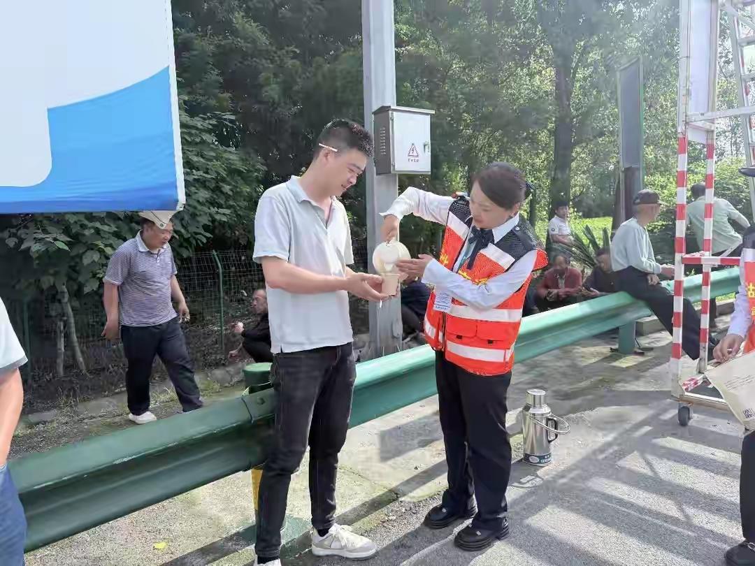 分秒必争保麦收！武荆高速暖心护航，数千农户稳收粮安。
 （个人观点仅供参考，无任