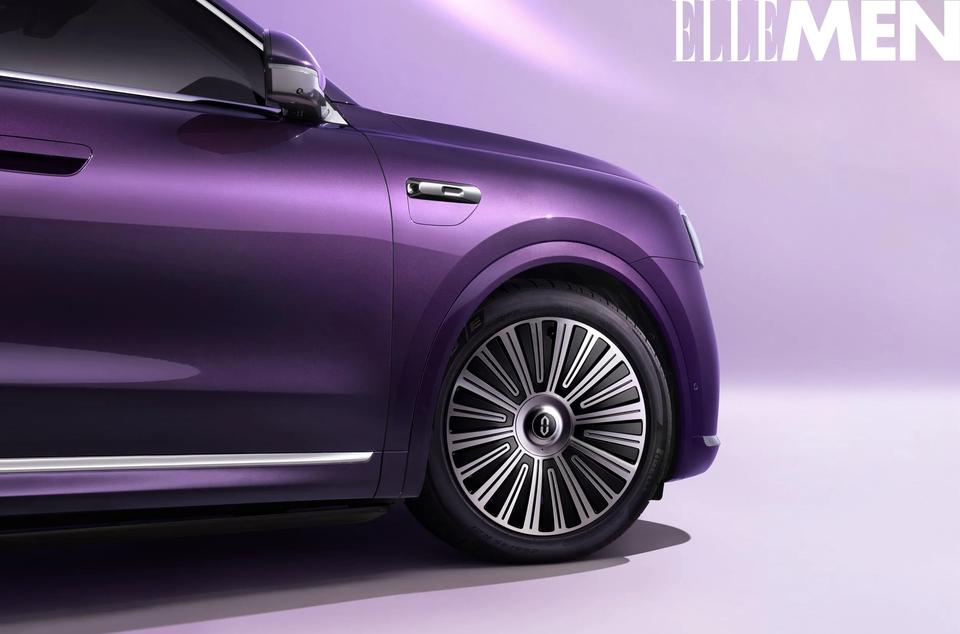 纳米级光影，微米级喷涂，毫米级AI检测！问界M8 纯电版新色夜紫，全新车漆工艺演