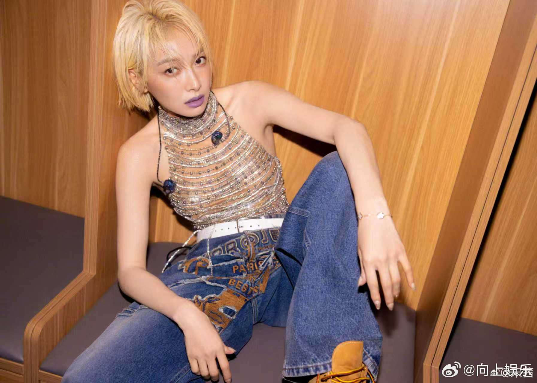 宋茜金发紫唇 宋茜金发紫唇，一整个被舞台上的美到了呀~是谁还在回味昨晚的《屋顶着