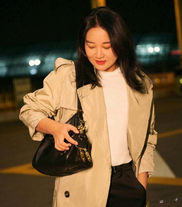 客观地说，相比张小斐，贾玲并不适合时尚圈。虽然贾玲有自知之明，这一年多瘦身后，也