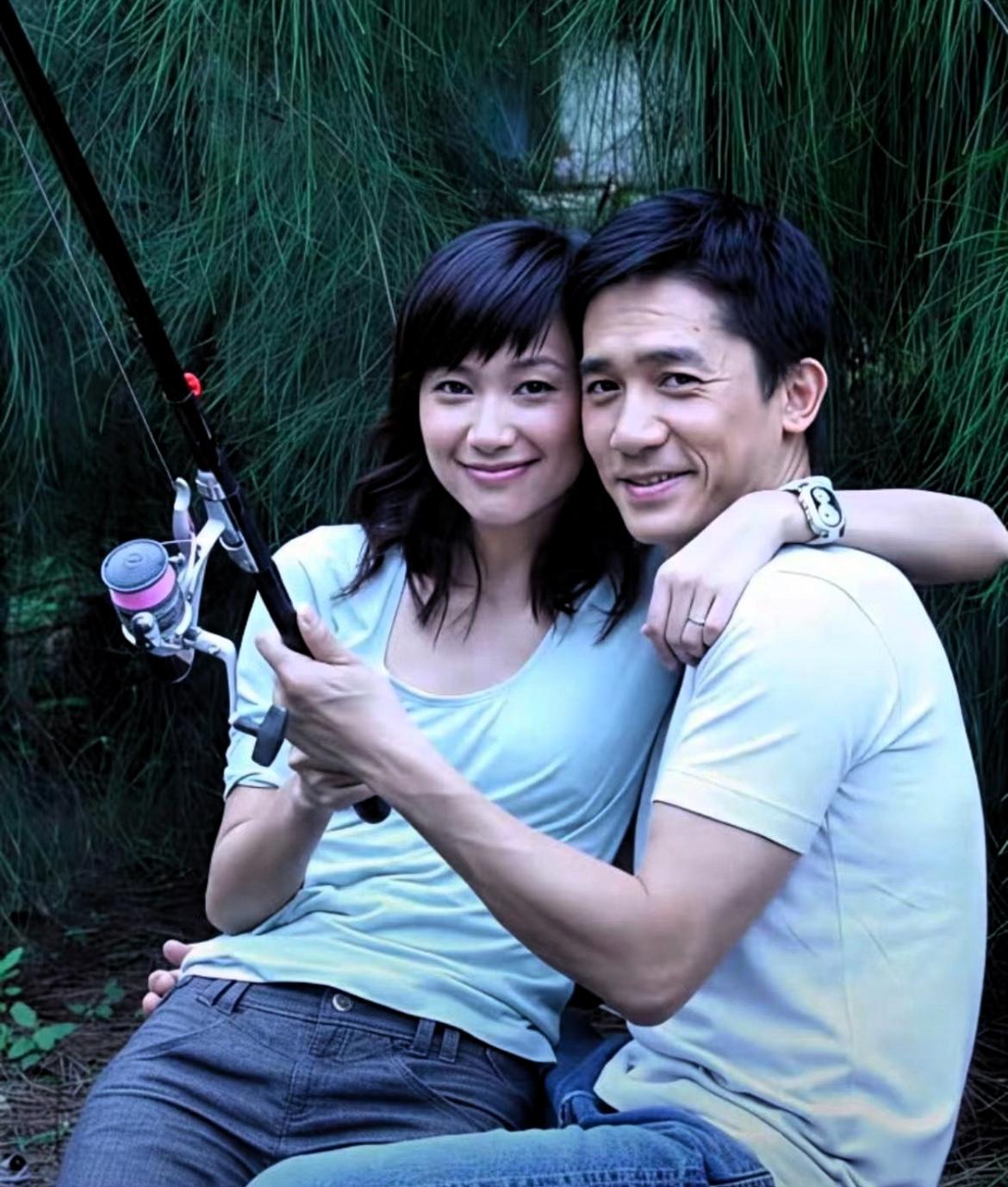 这张照片摄于 2006 年，二十年前，中国香港影帝梁朝伟与内地才女徐静蕾联袂出演