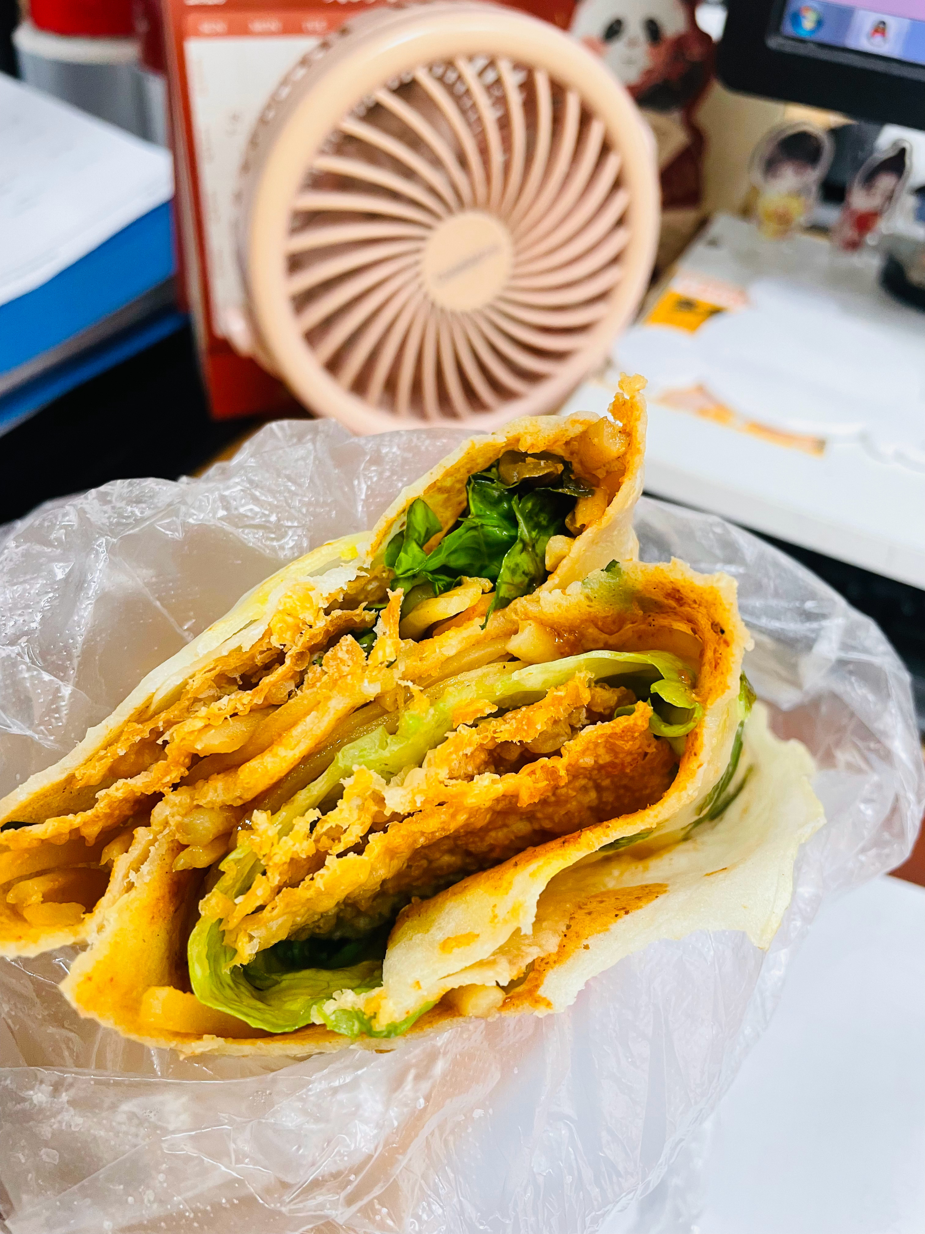 今天上班路上买了四块钱的鸡蛋饼吃 全镇最便宜的鸡蛋饼没有之一