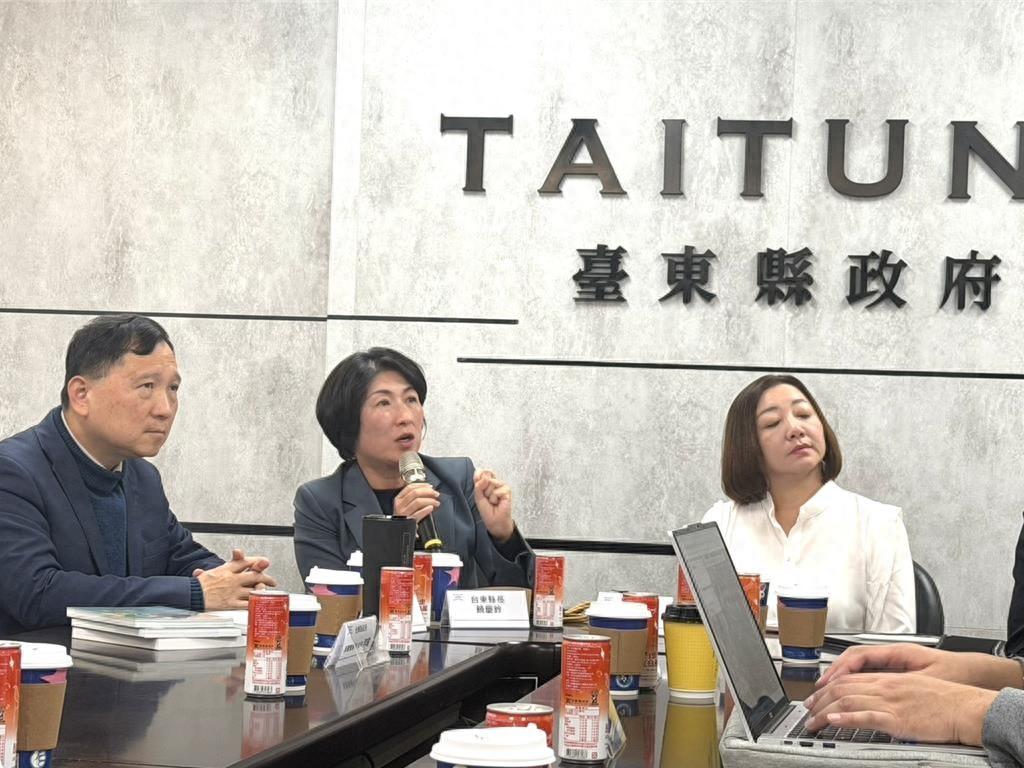 台东县长饶庆铃今天上午谈到录像参与海峡论坛， 饶庆铃强调，台东县政府去海峡论坛不