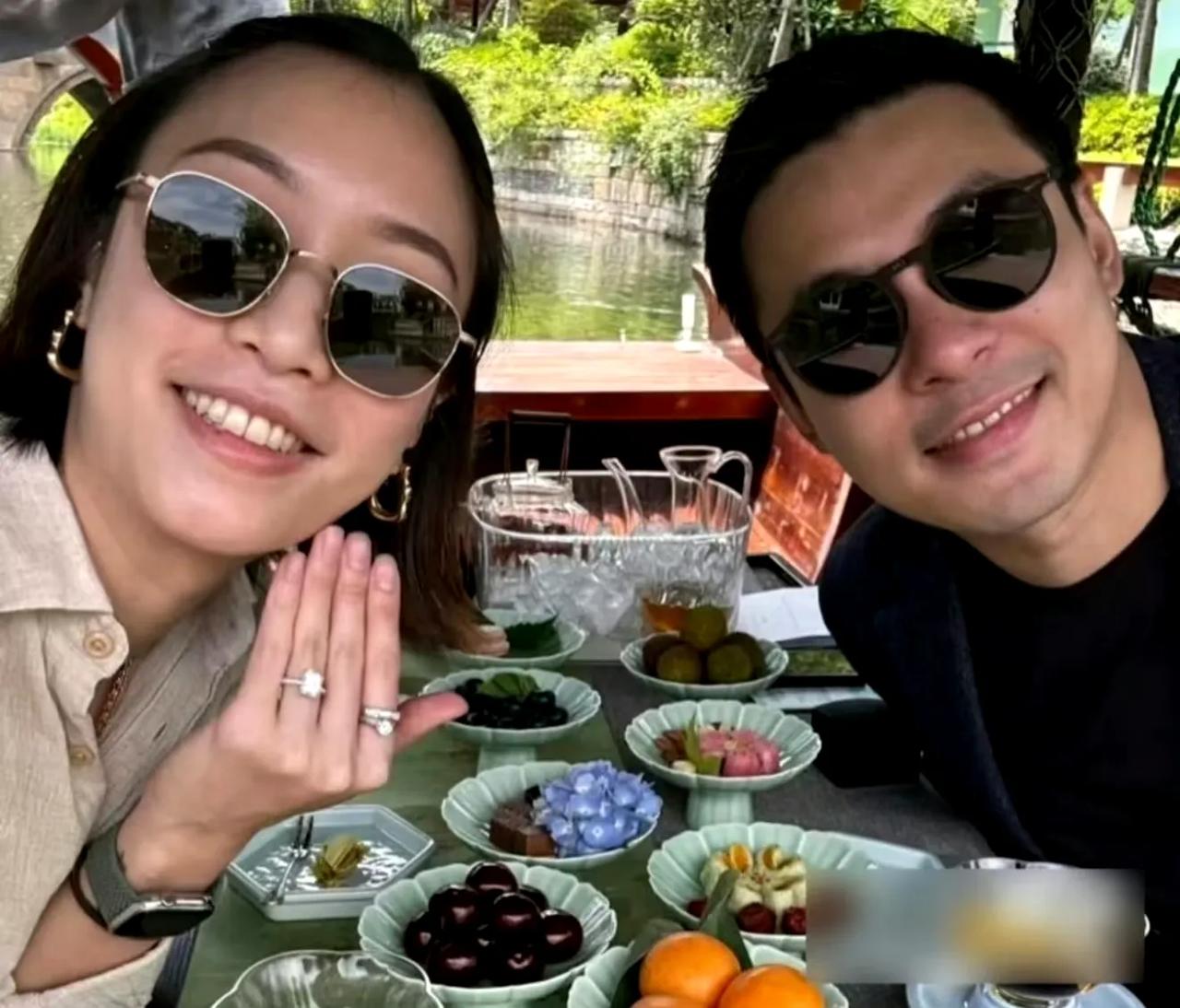 老大从政，老二经商，么儿开心当自己，现在三公子霍启仁也结婚了，就剩情路坎坷的霍启