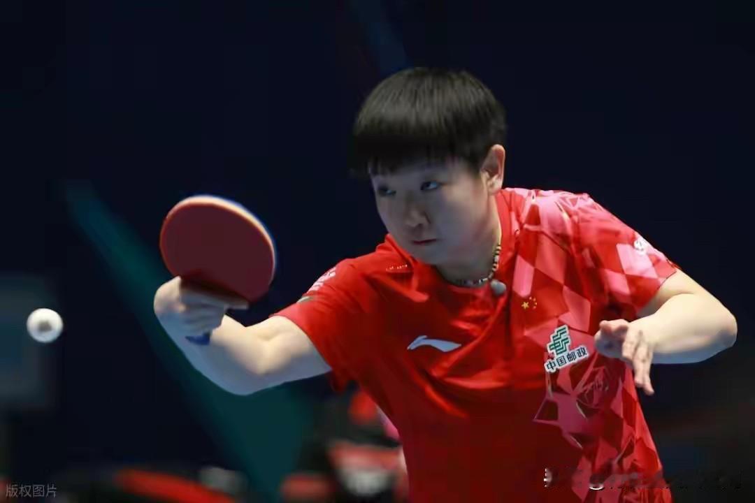 世乒赛孙颖莎九战全胜，未失一局，表现亮眼，关键时刻彰显女团定海神针作用。决赛三比
