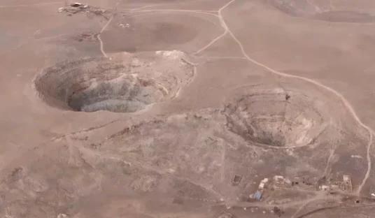 地质学家观测一个深达数十公尺的新形成天坑。研究显示，科尼亚盆地的地下水位在以每年