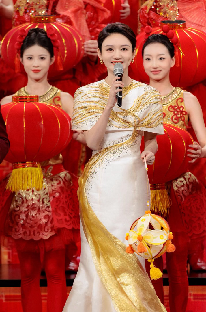 龙洋元宵晚会眼妆好多了 龙洋元宵晚会造型好惊艳！端庄大气、温婉从容，自带国泰民安