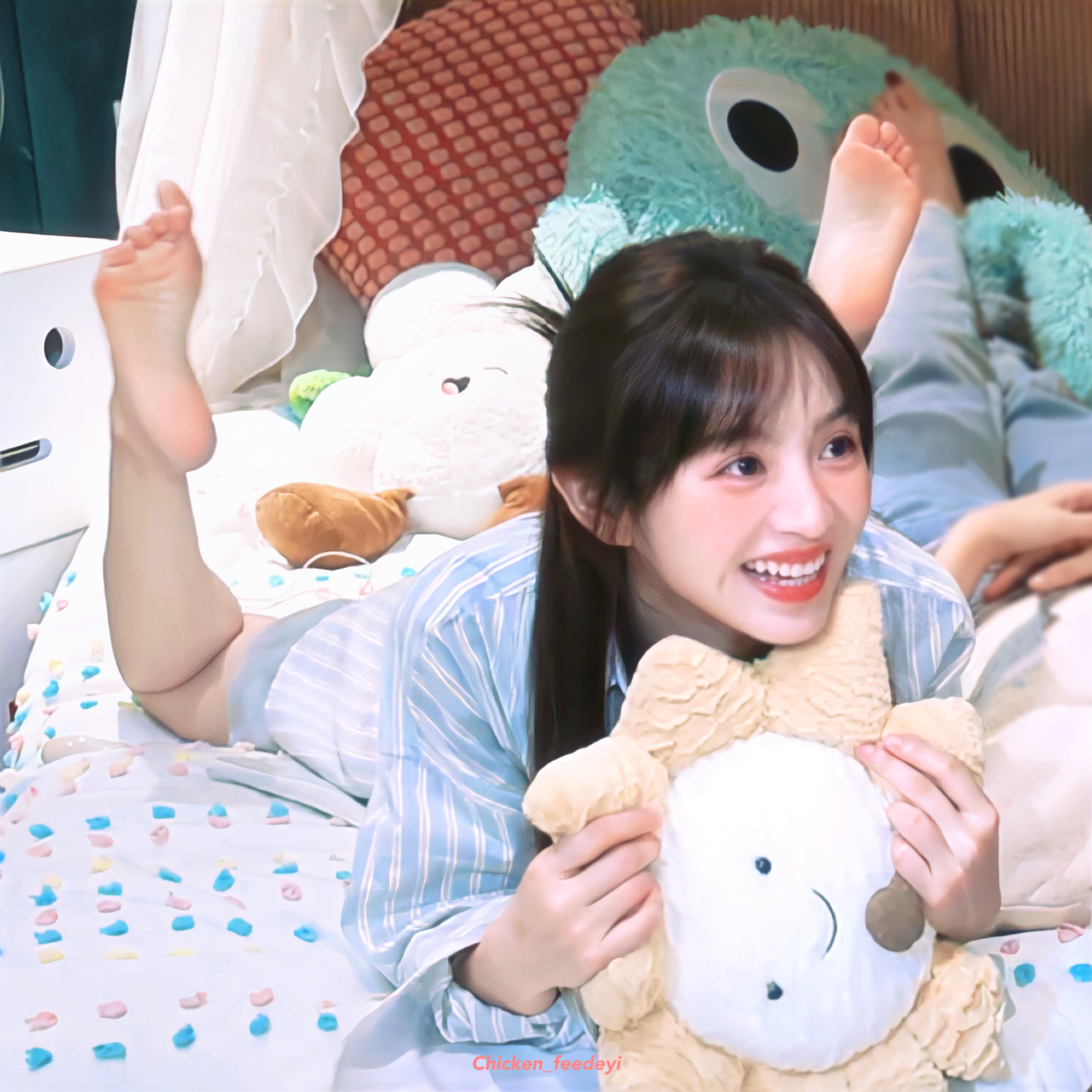 田曦薇时装八月封面没人能拒绝如此萌物🥺期待明天的正片 ​​​