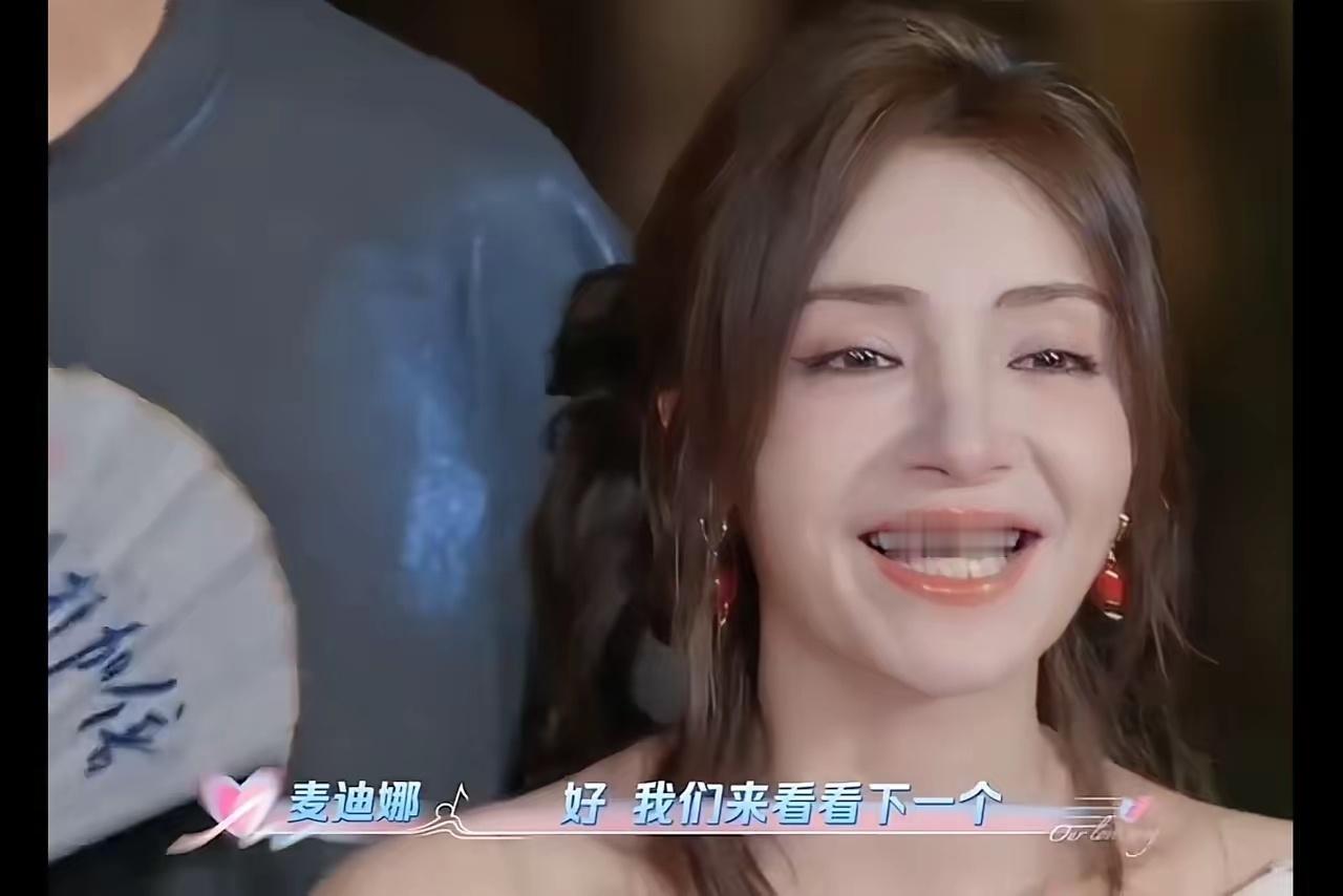 发现了吗？麦迪娜才是那种典型的新疆人还不到40岁，生了孩子后，脸部肉眼可见的垮了