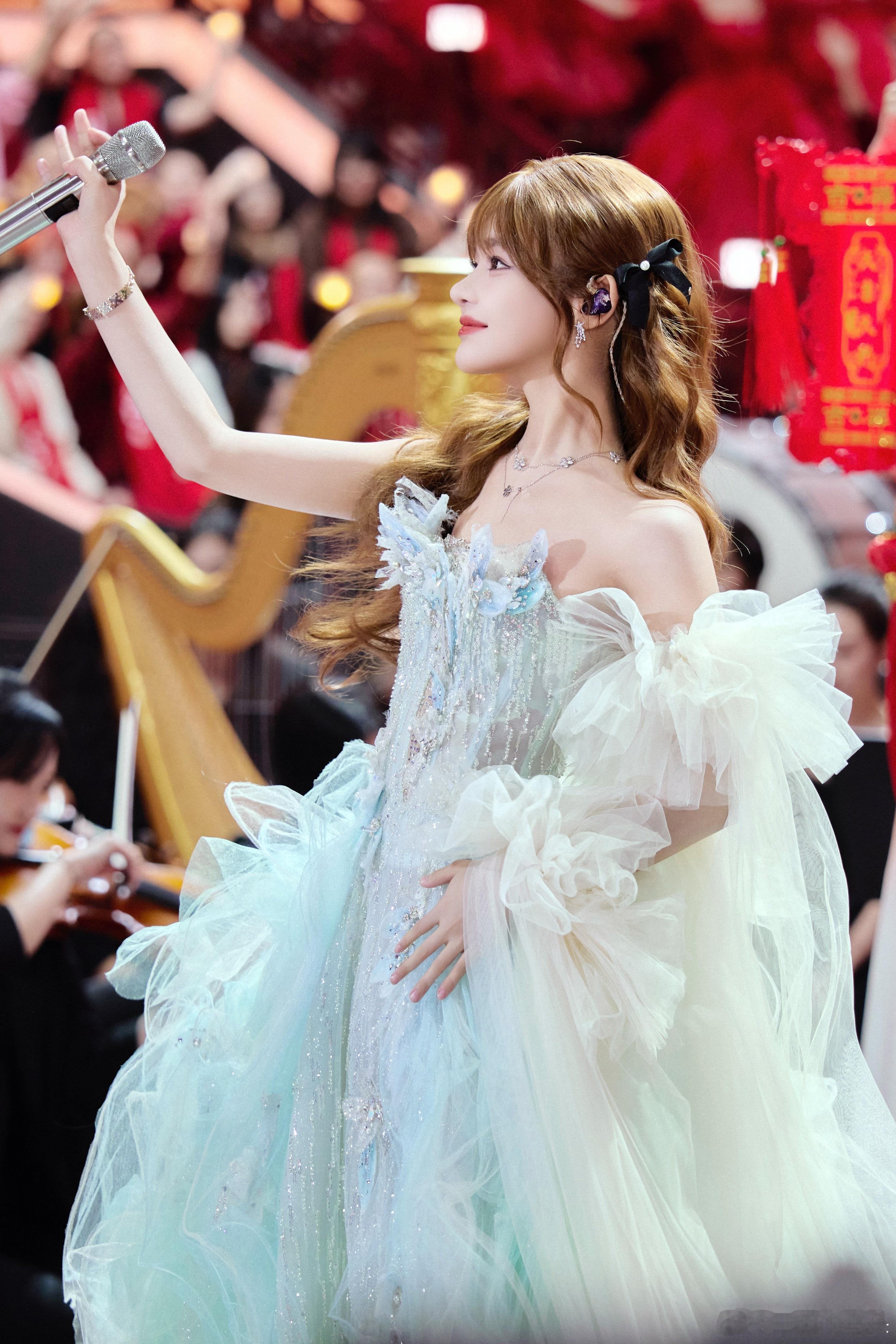 孙楠黄霄雲合唱万家灯火共团圆孙楠黄霄雲合唱太稳了！老带新的神仙组合，高音一出直接